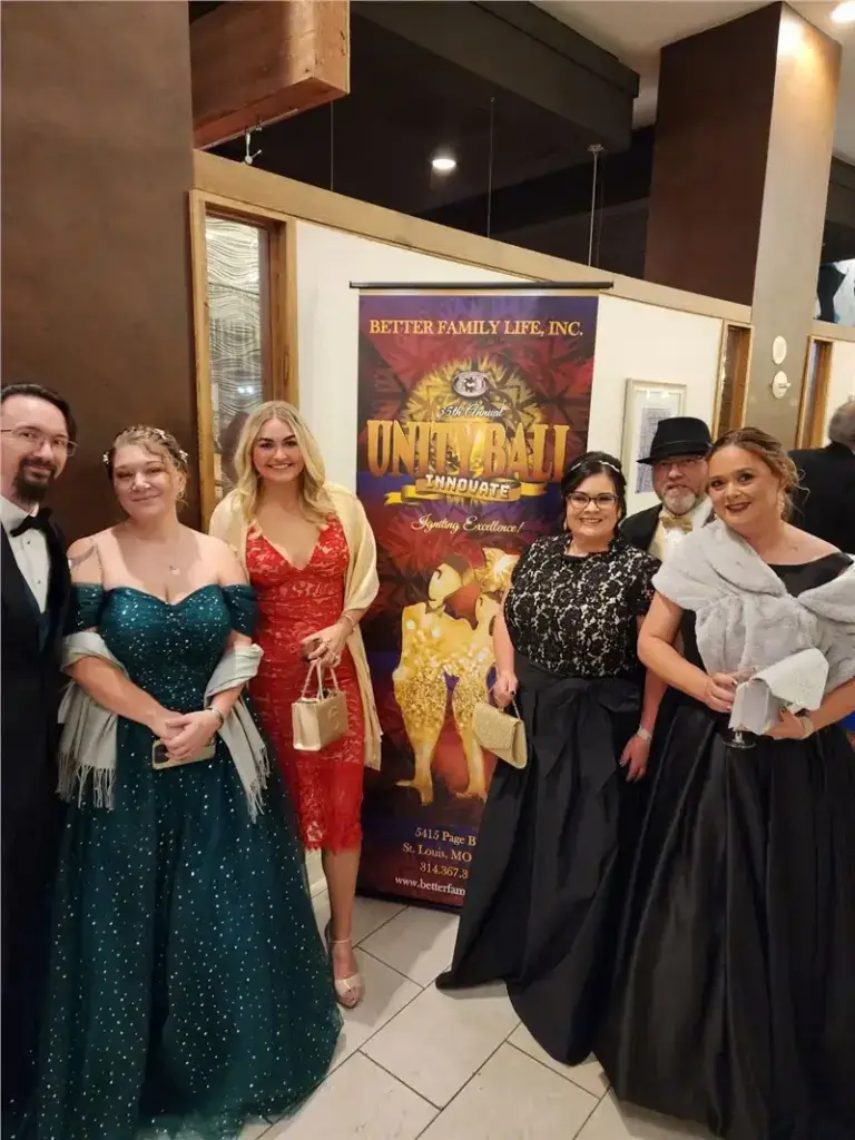 formal event attendees group photo